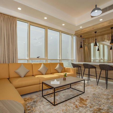 Platinum Coast Hotel Apartments Fujairah Kamer foto A living room in a suite at the hotel