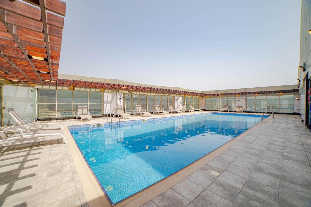 Platinum Coast Hotel Apartments Fujairah Buitenkant foto The swimming pool at the hotel