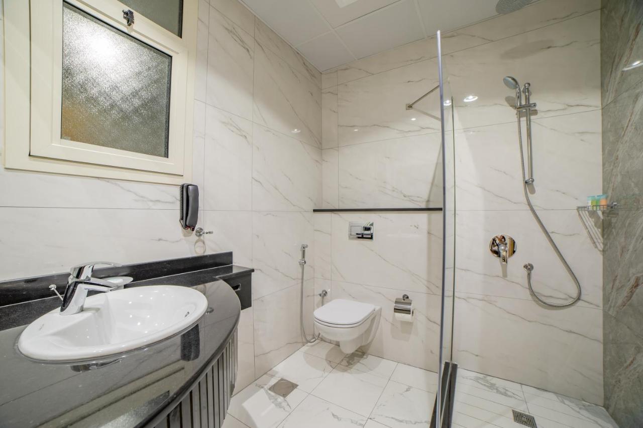 Platinum Coast Hotel Apartments Fujairah Buitenkant foto Bathroom with shower