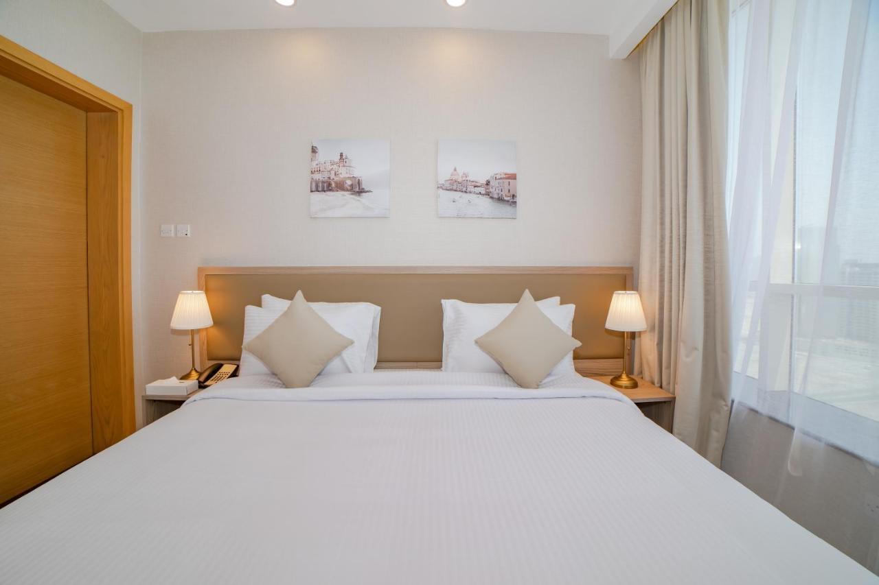 Platinum Coast Hotel Apartments Fujairah Buitenkant foto A bedroom at the hotel