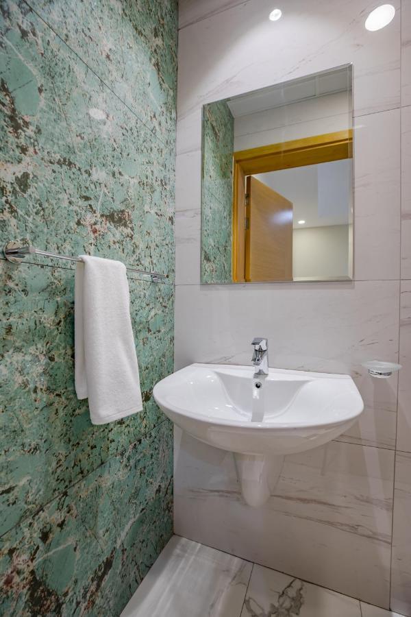 Platinum Coast Hotel Apartments Fujairah Buitenkant foto Bathroom
