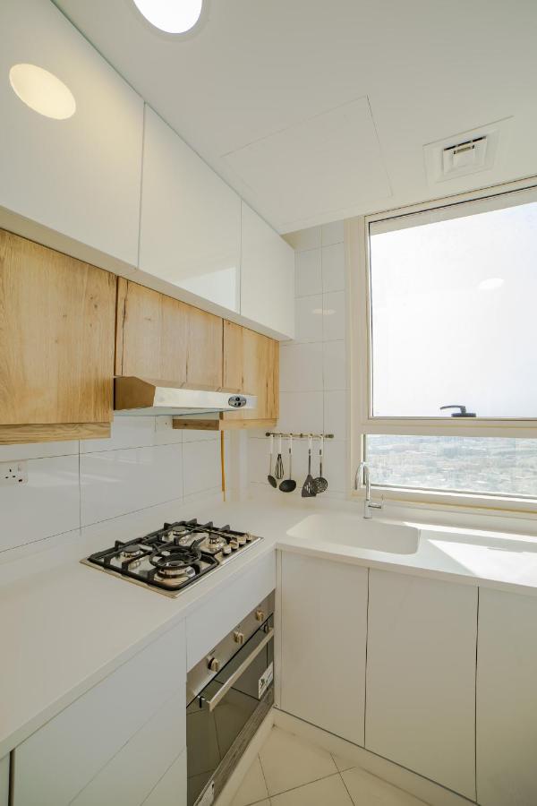 Platinum Coast Hotel Apartments Fujairah Buitenkant foto A modern kitchen