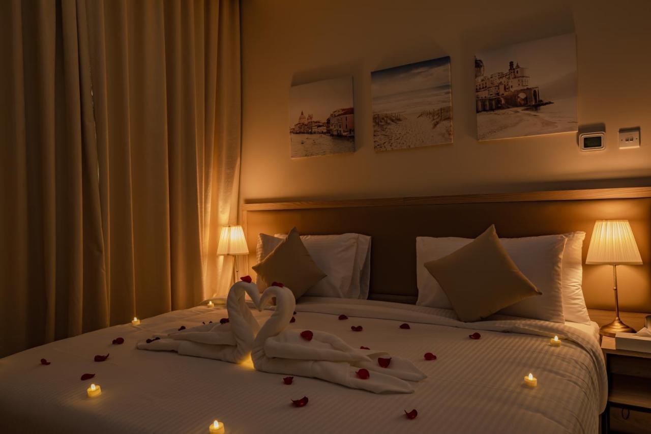 Platinum Coast Hotel Apartments Fujairah Buitenkant foto A bedroom at the hotel