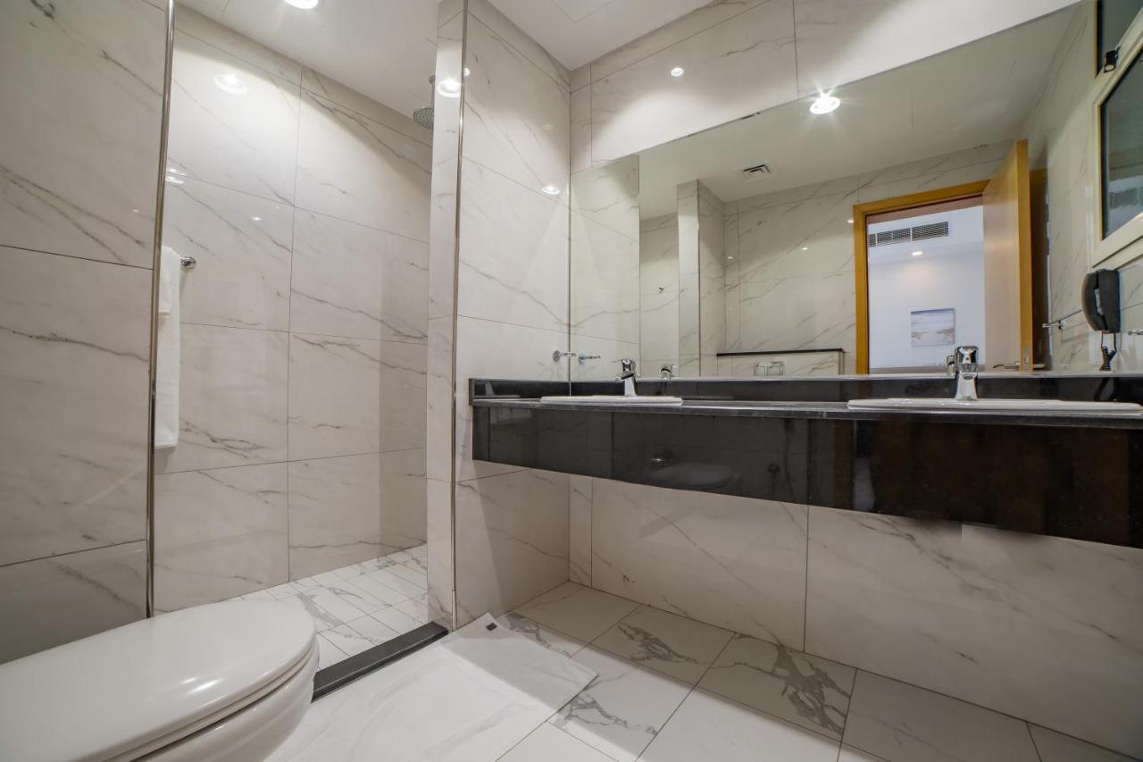 Platinum Coast Hotel Apartments Fujairah Buitenkant foto Bathroom