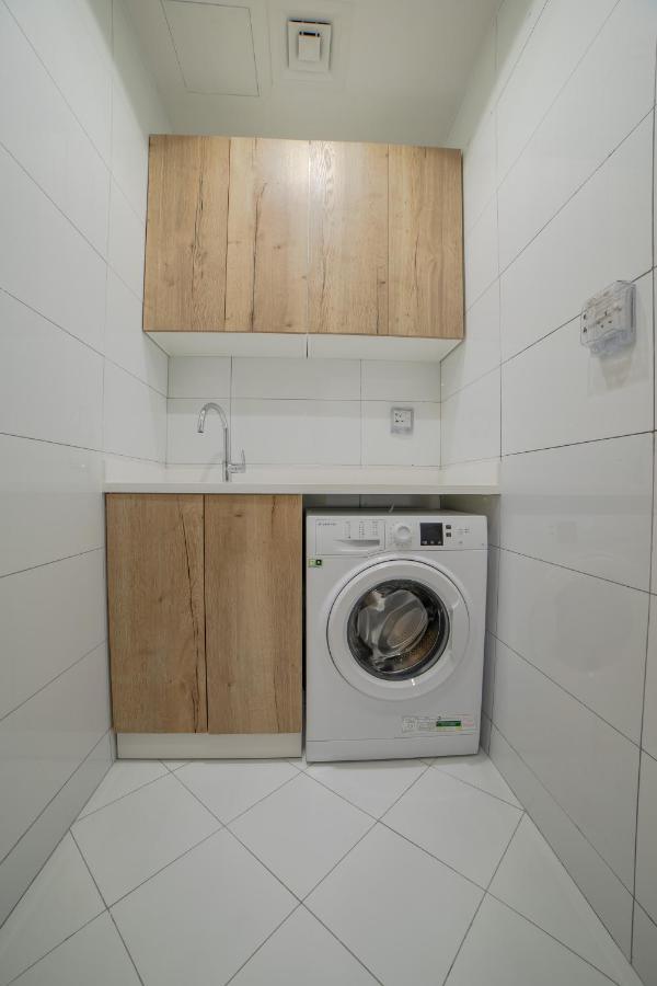 Platinum Coast Hotel Apartments Fujairah Buitenkant foto A washing machine in a laundry room