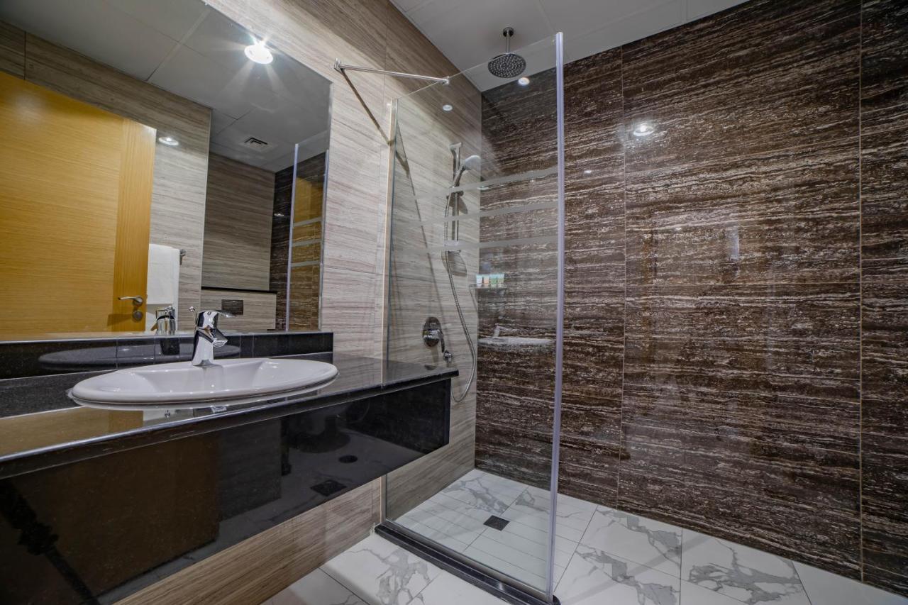 Platinum Coast Hotel Apartments Fujairah Kamer foto A shower enclosure