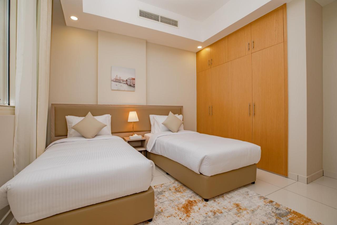 Platinum Coast Hotel Apartments Fujairah Buitenkant foto A bedroom with two single beds