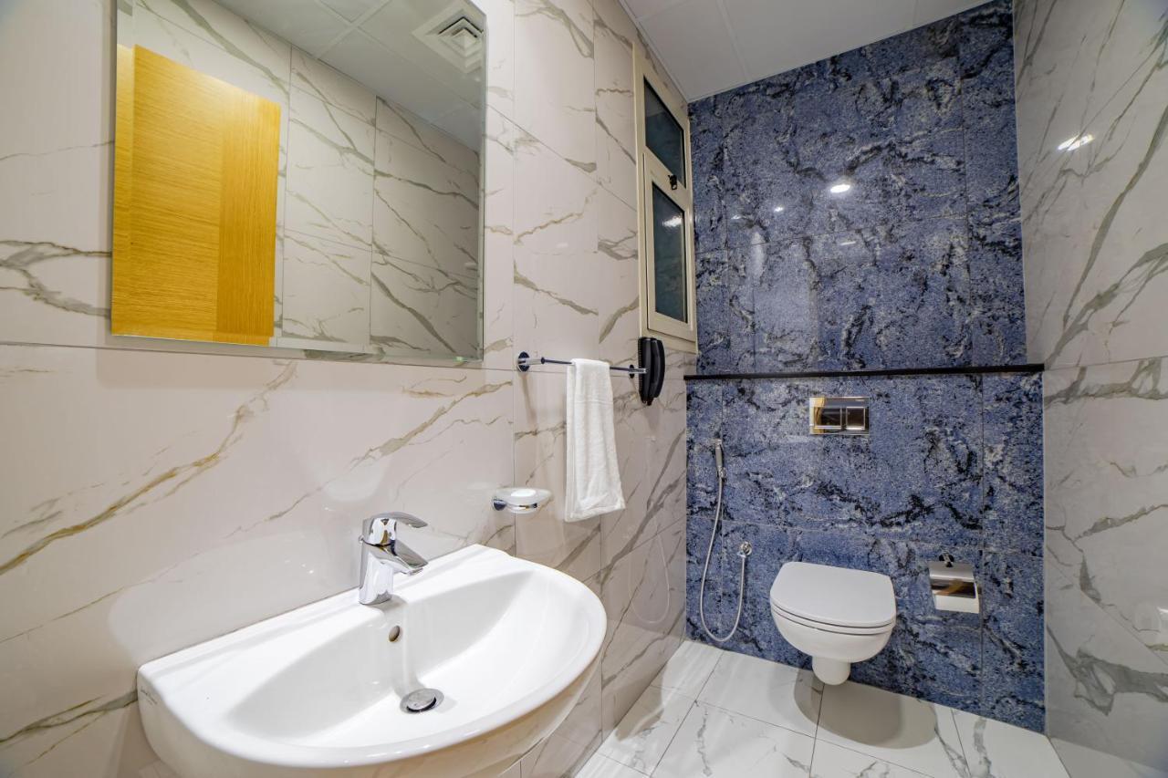 Platinum Coast Hotel Apartments Fujairah Buitenkant foto Bathroom