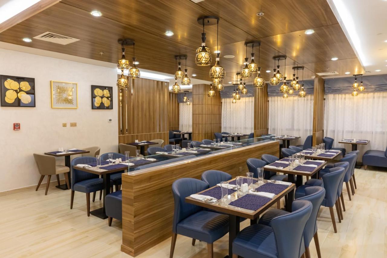 Platinum Coast Hotel Apartments Fujairah Buitenkant foto The restaurant at the airport