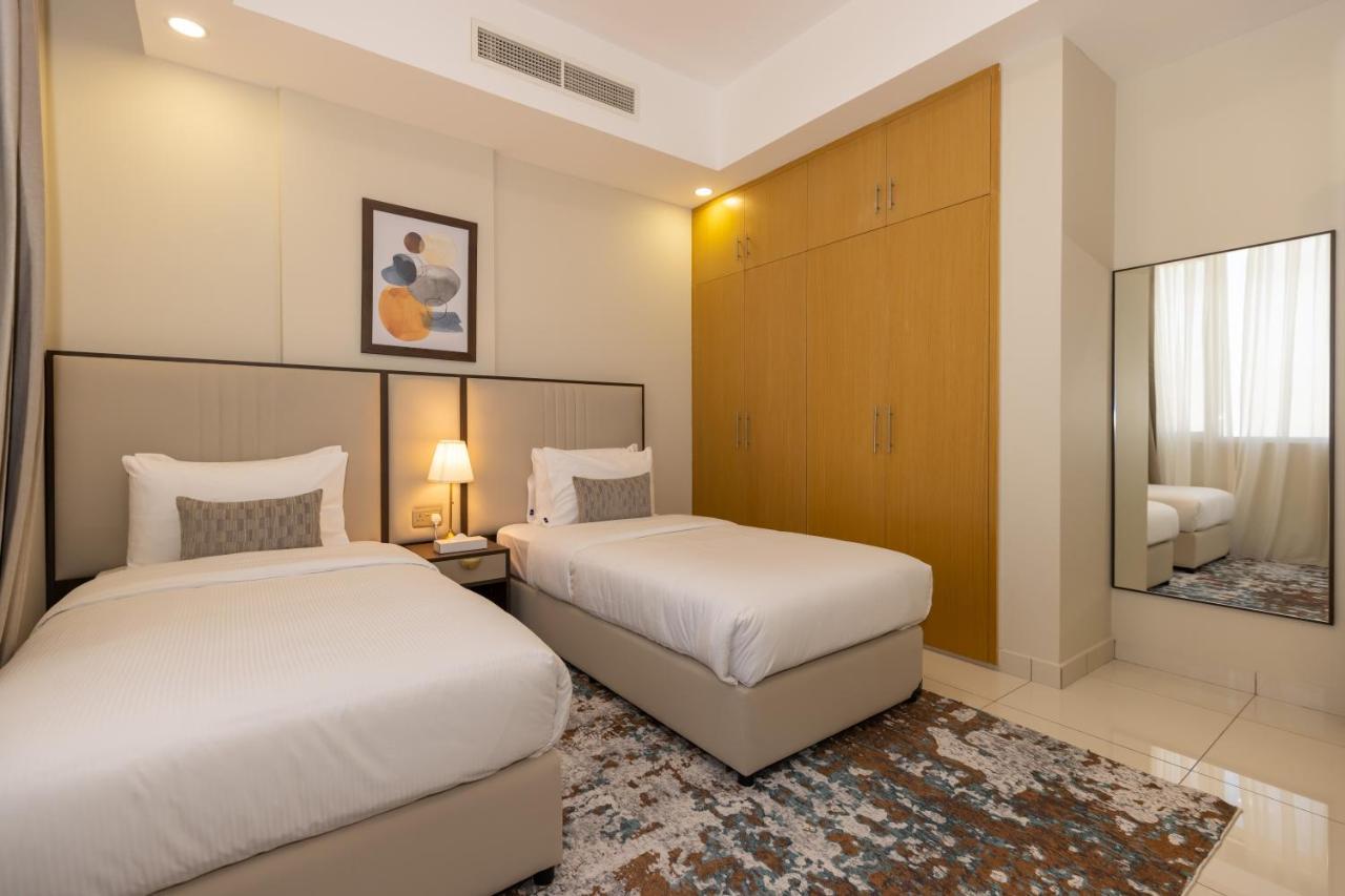 Platinum Coast Hotel Apartments Fujairah Buitenkant foto A bedroom at the hotel