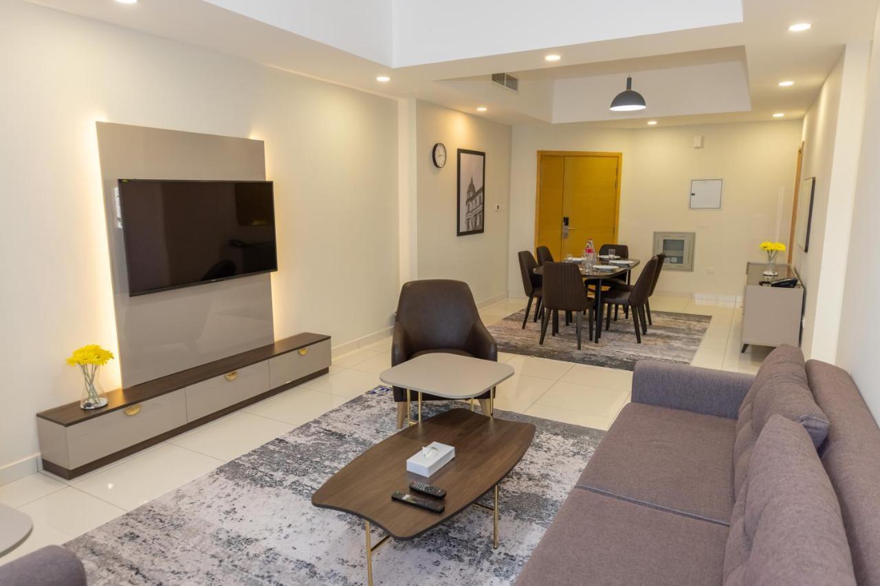 Platinum Coast Hotel Apartments Fujairah Buitenkant foto A living room in a condominium