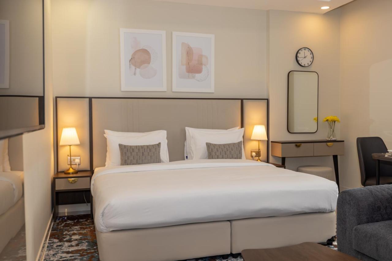 Platinum Coast Hotel Apartments Fujairah Buitenkant foto A bedroom at the hotel