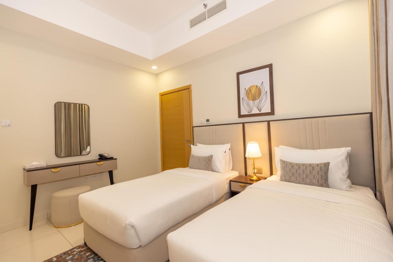 Platinum Coast Hotel Apartments Fujairah Buitenkant foto A bedroom at the hotel
