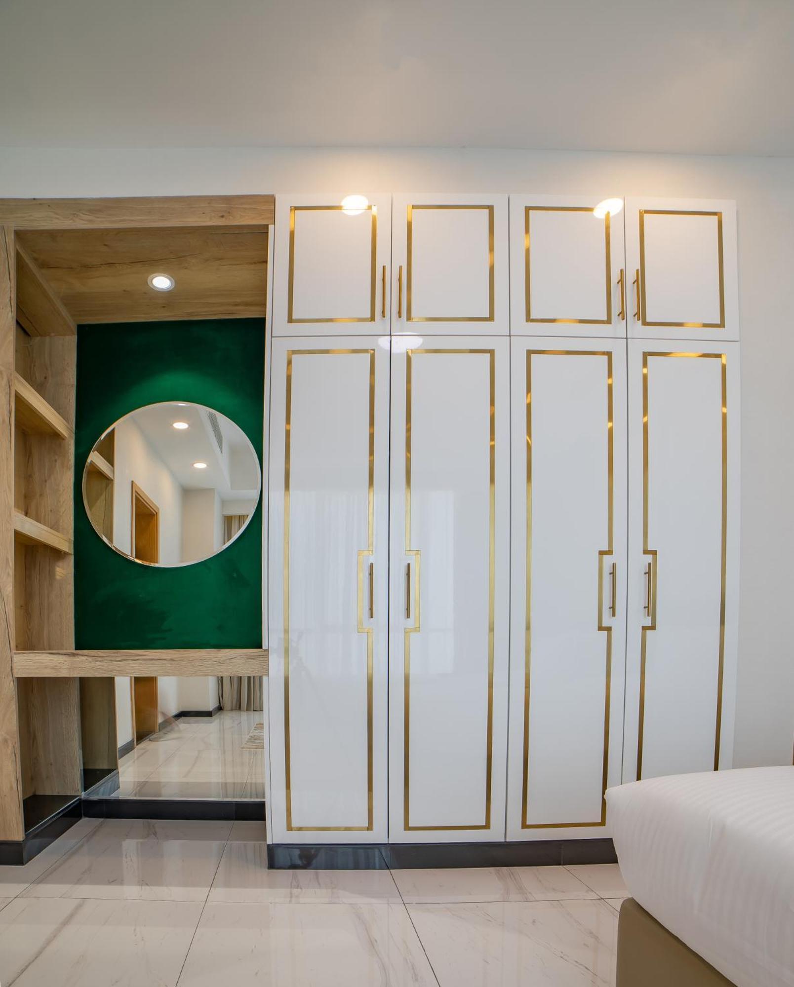 Platinum Coast Hotel Apartments Fujairah Kamer foto A wardrobe